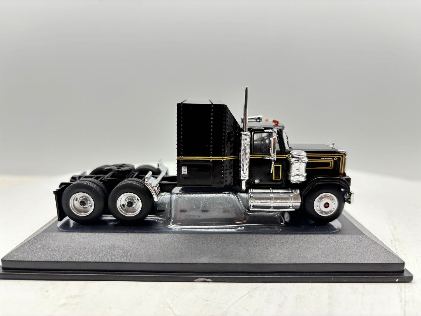1/64 GMC General Black-Gold