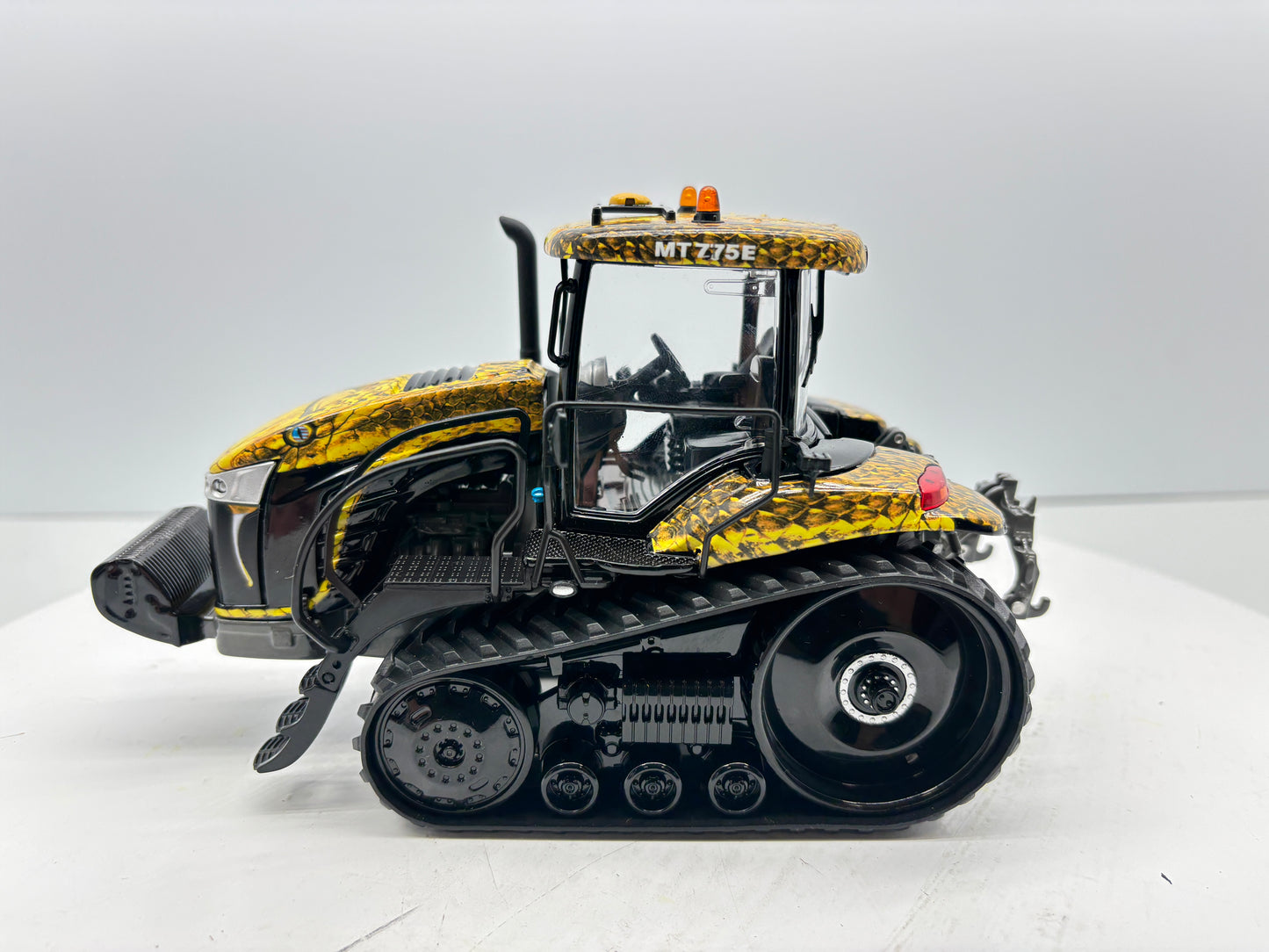 1/32 Challenger MT775E Field Viper