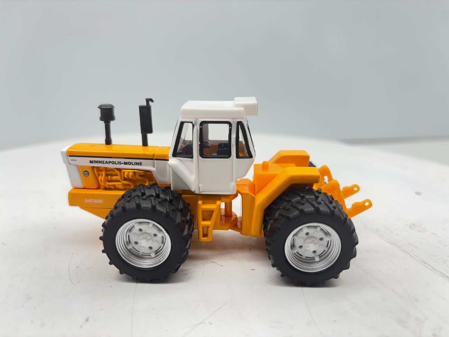 1/64 Minneapolis-Moline A4T-1600 Prestige