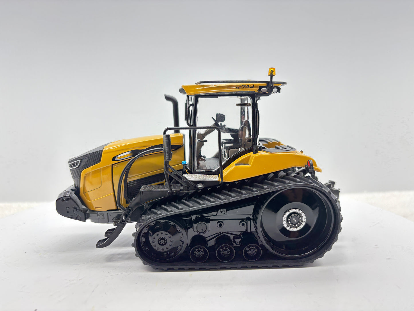 1/32 Challenger MT743