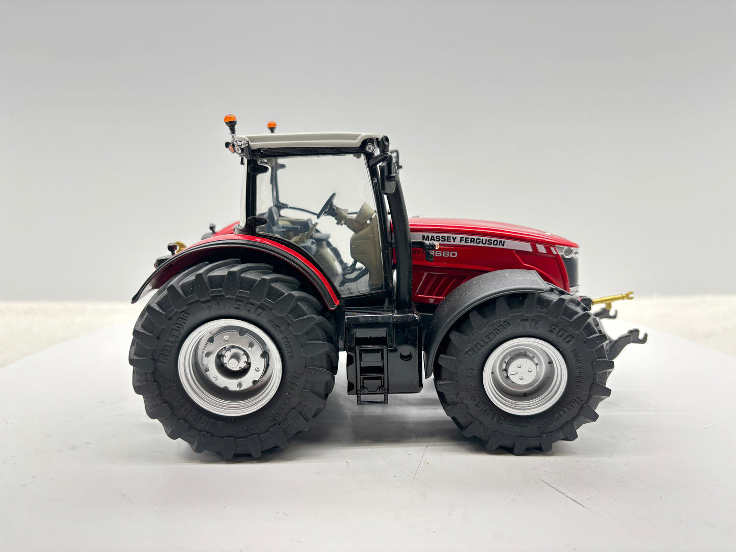 1/32 Massey Ferguson 8680
