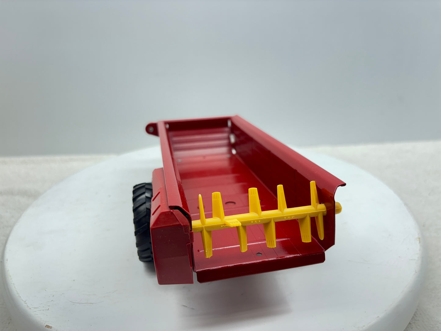 1/16 New Holland Manuve Spreader