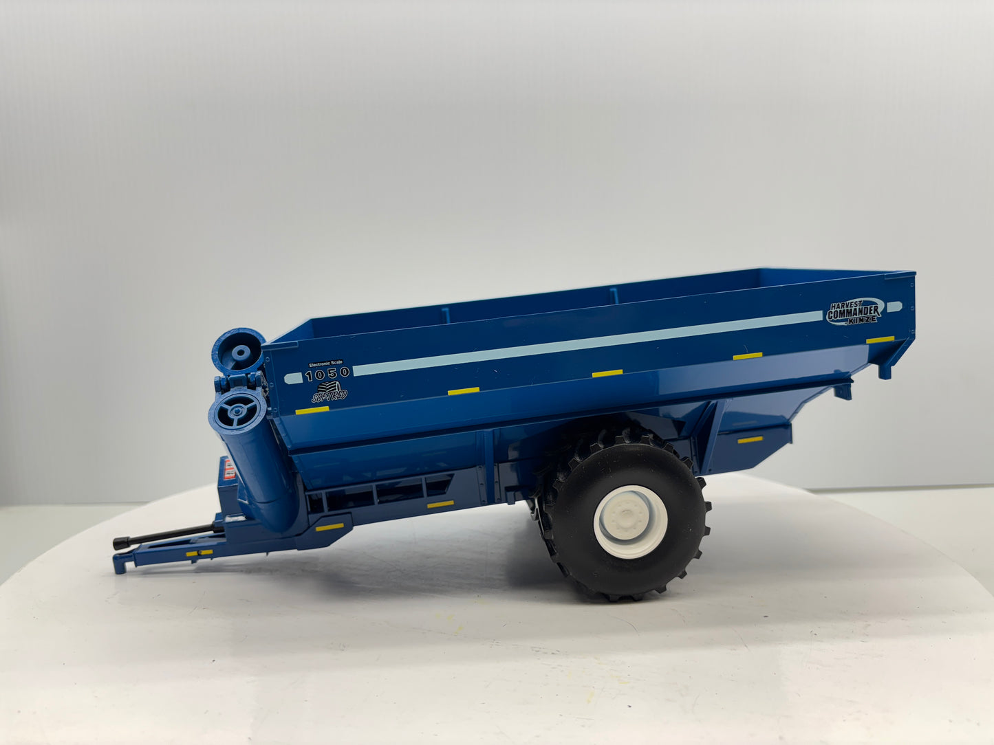 1/32 Kinze 1050 Vintage Grain Cart