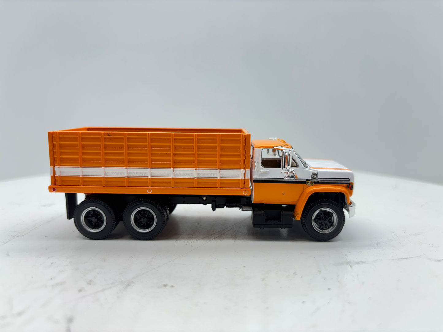 1/64 Chevrolet C65 Tandem Orange