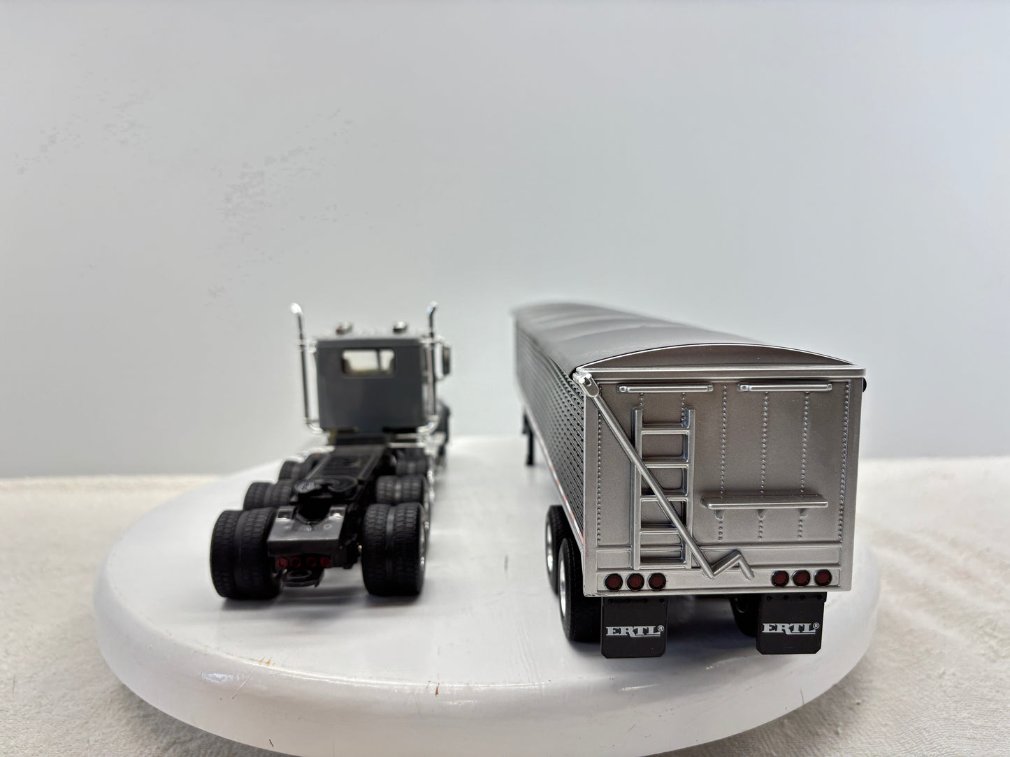 1/32 Freightliner 12250