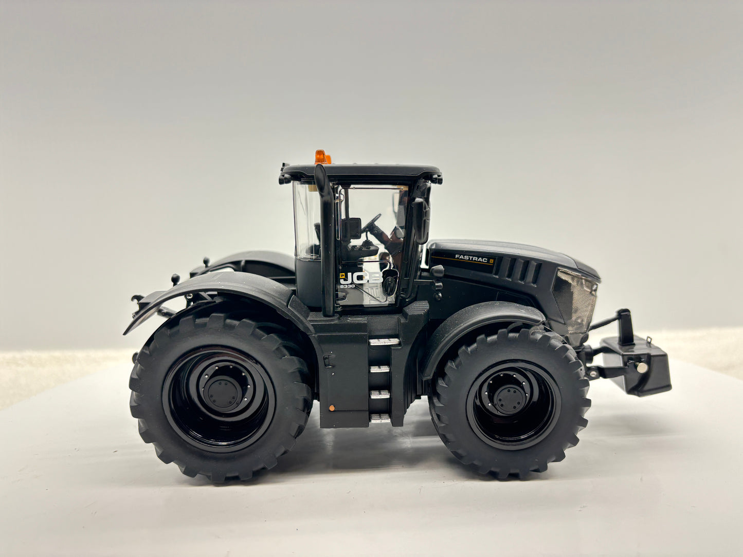 1/32 JCB 8330 Black Stealth