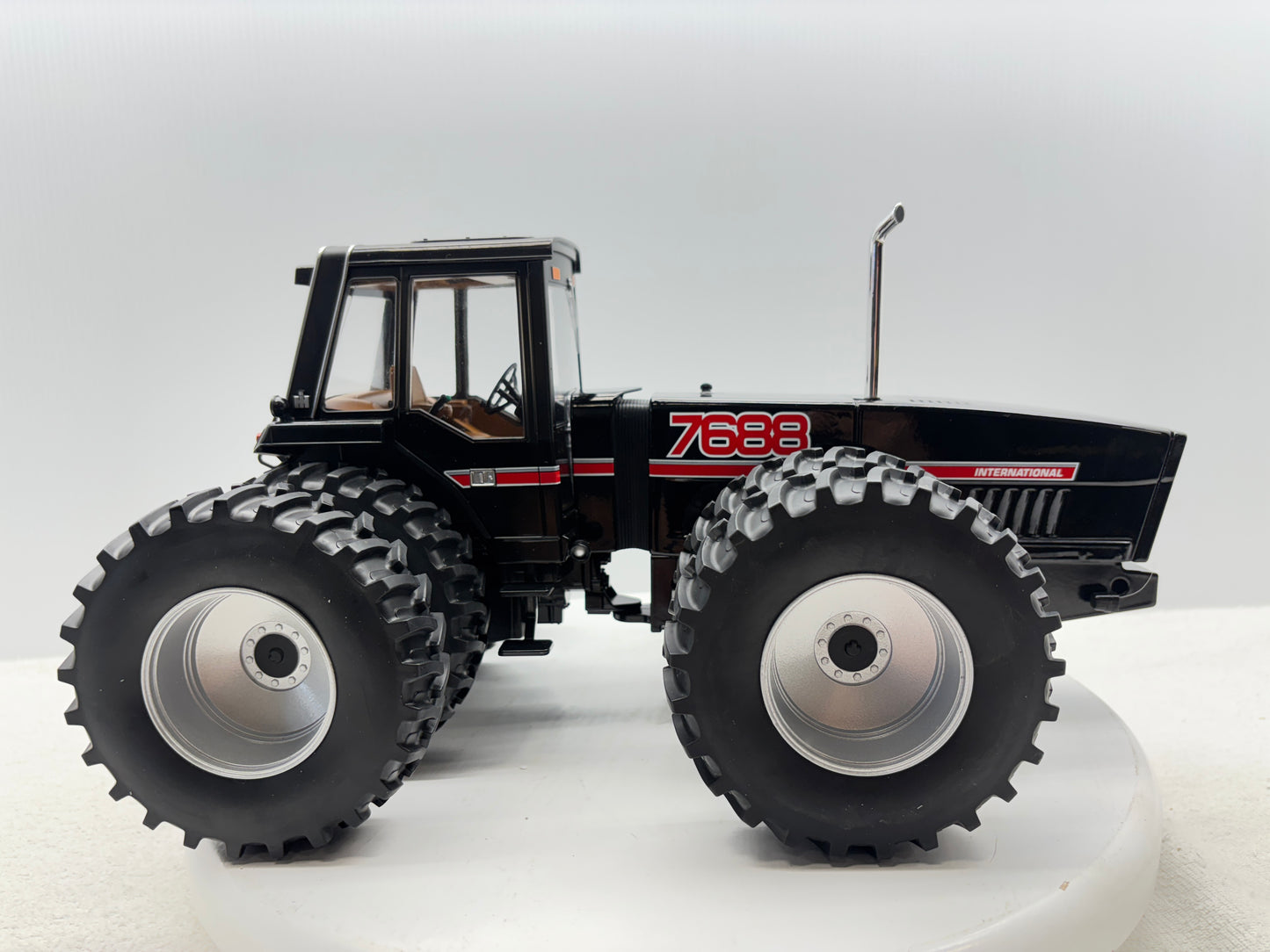 1/16 International 7688 Black