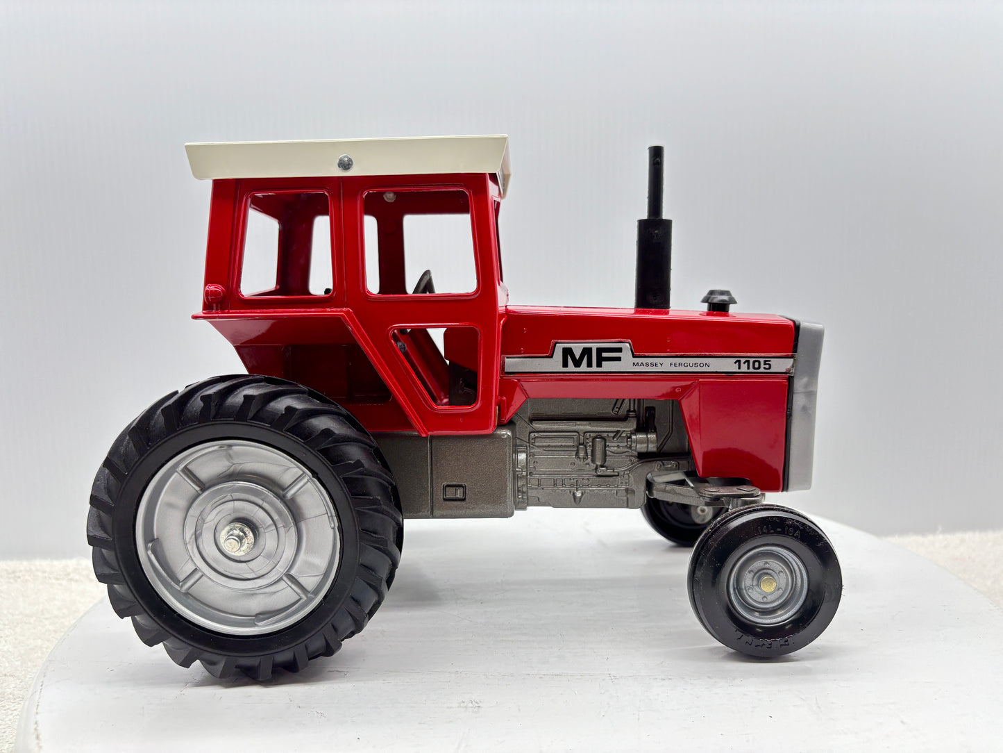 1/16 Massey-Fergusson 1105