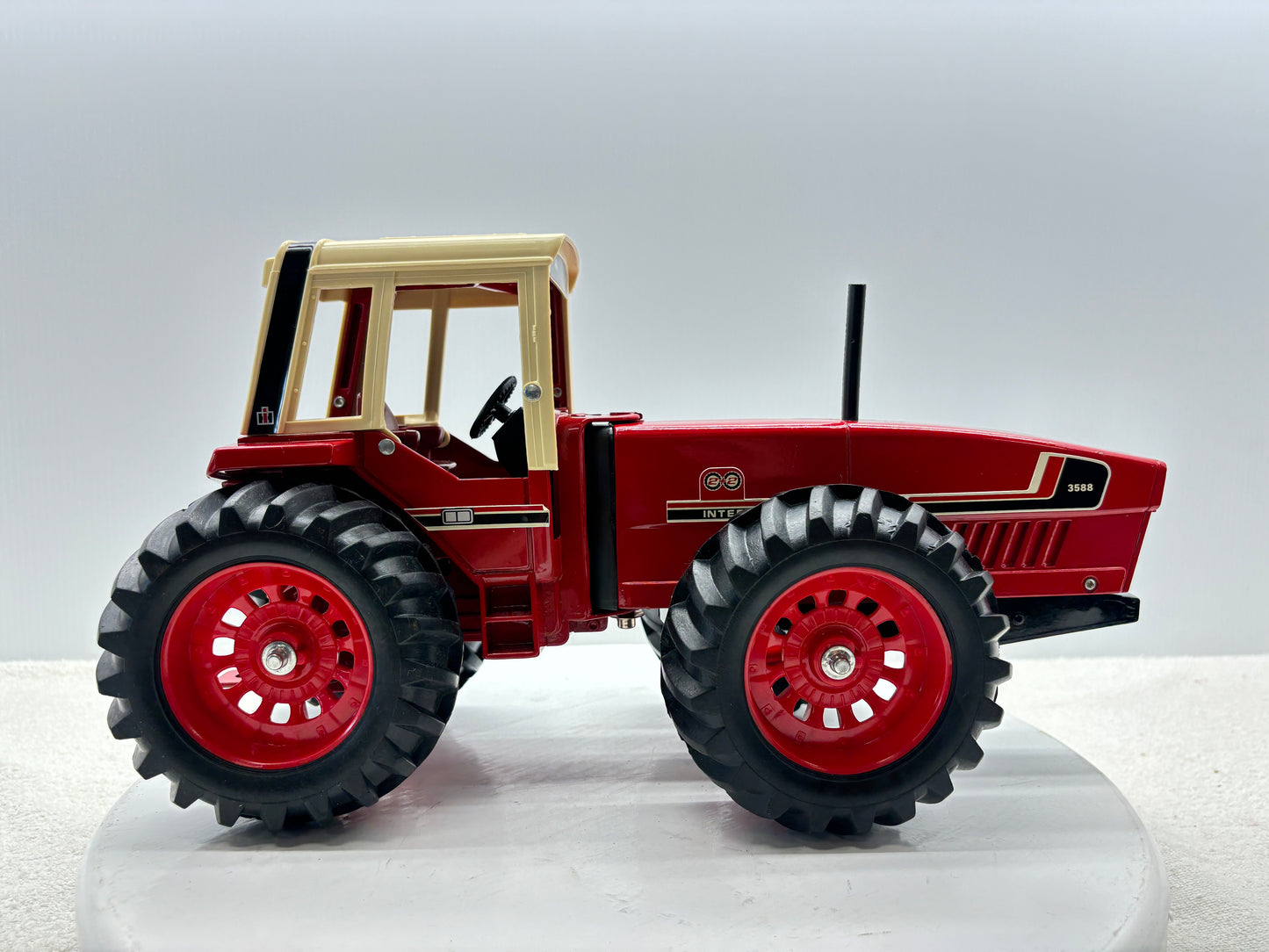 1/16 International 3588