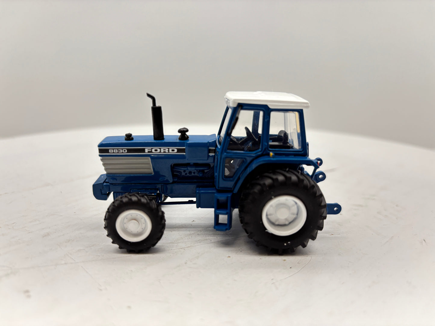 1/64 Ford 8830 2wd