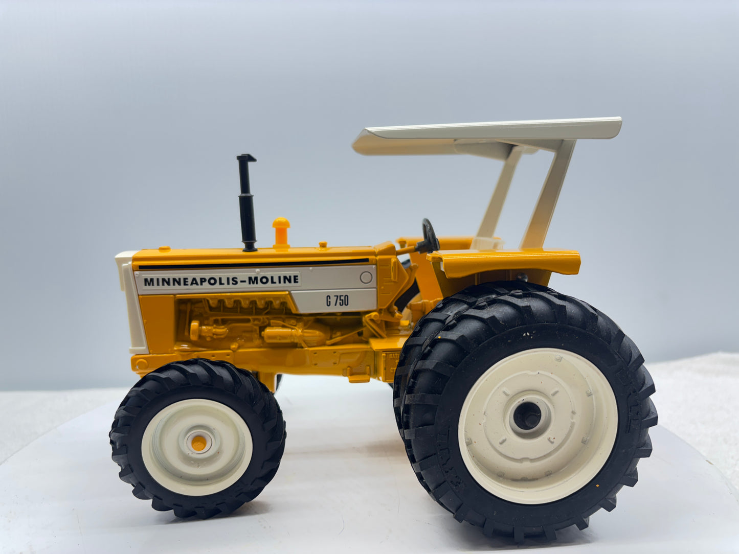 1/16 Minneapolis-Moline G-750 Toy Farmer Duals