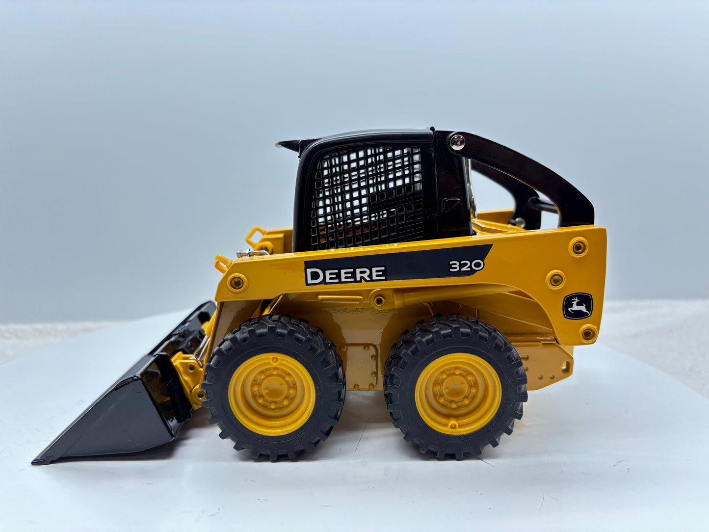 1/16 John Deere 320