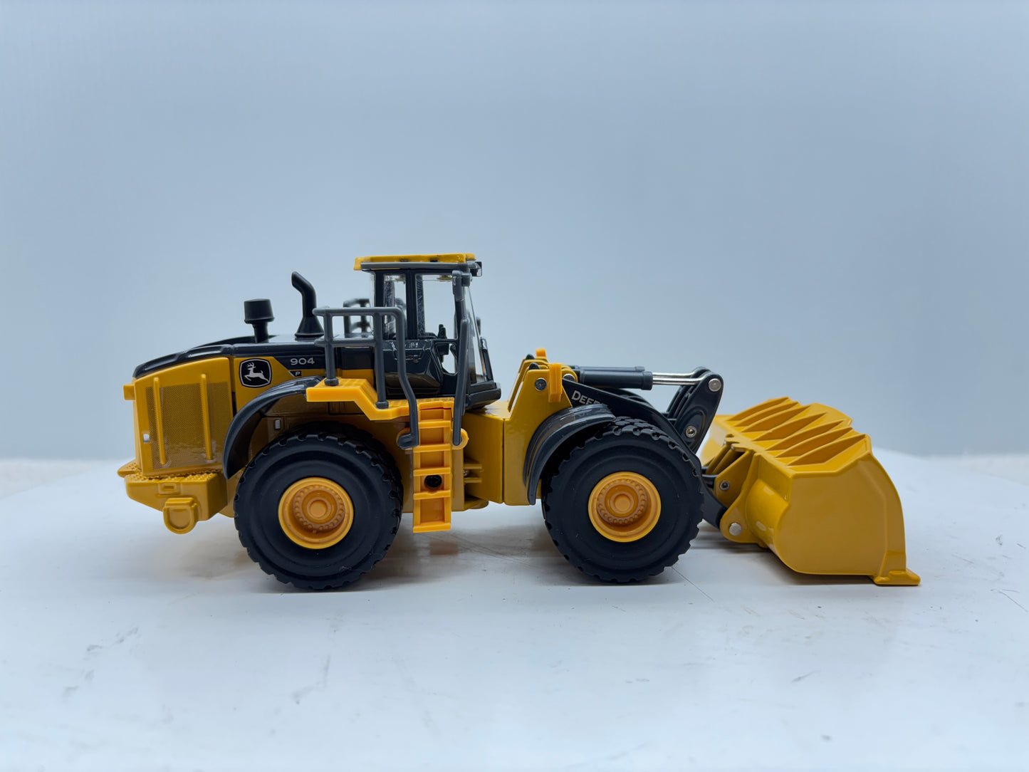 1/50 John Deere 904 P-Tier Prestige