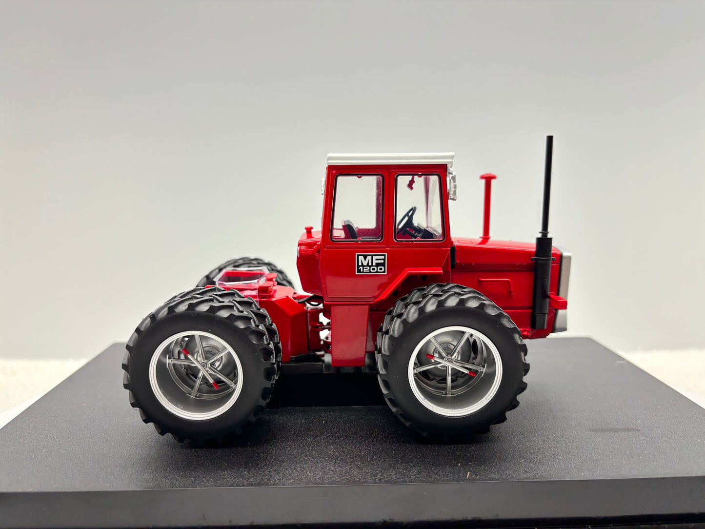 1/32 Massey Ferguson 1200 Molcon