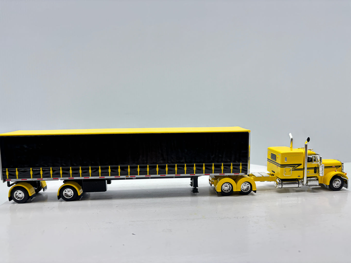 1/64 Peterbilt 63'' Flat Top (Yellow)