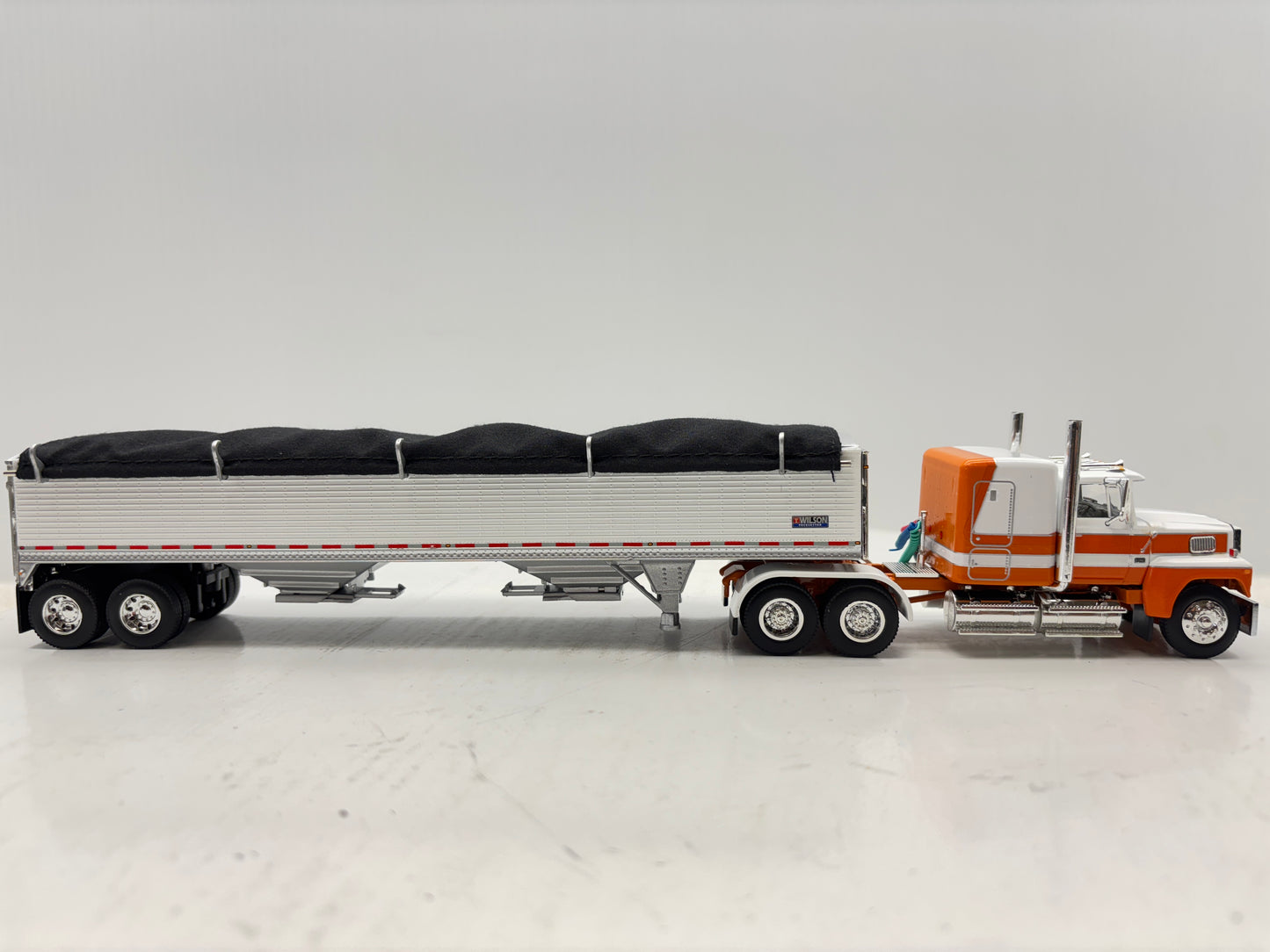 1/64 Ford LTL - 9000