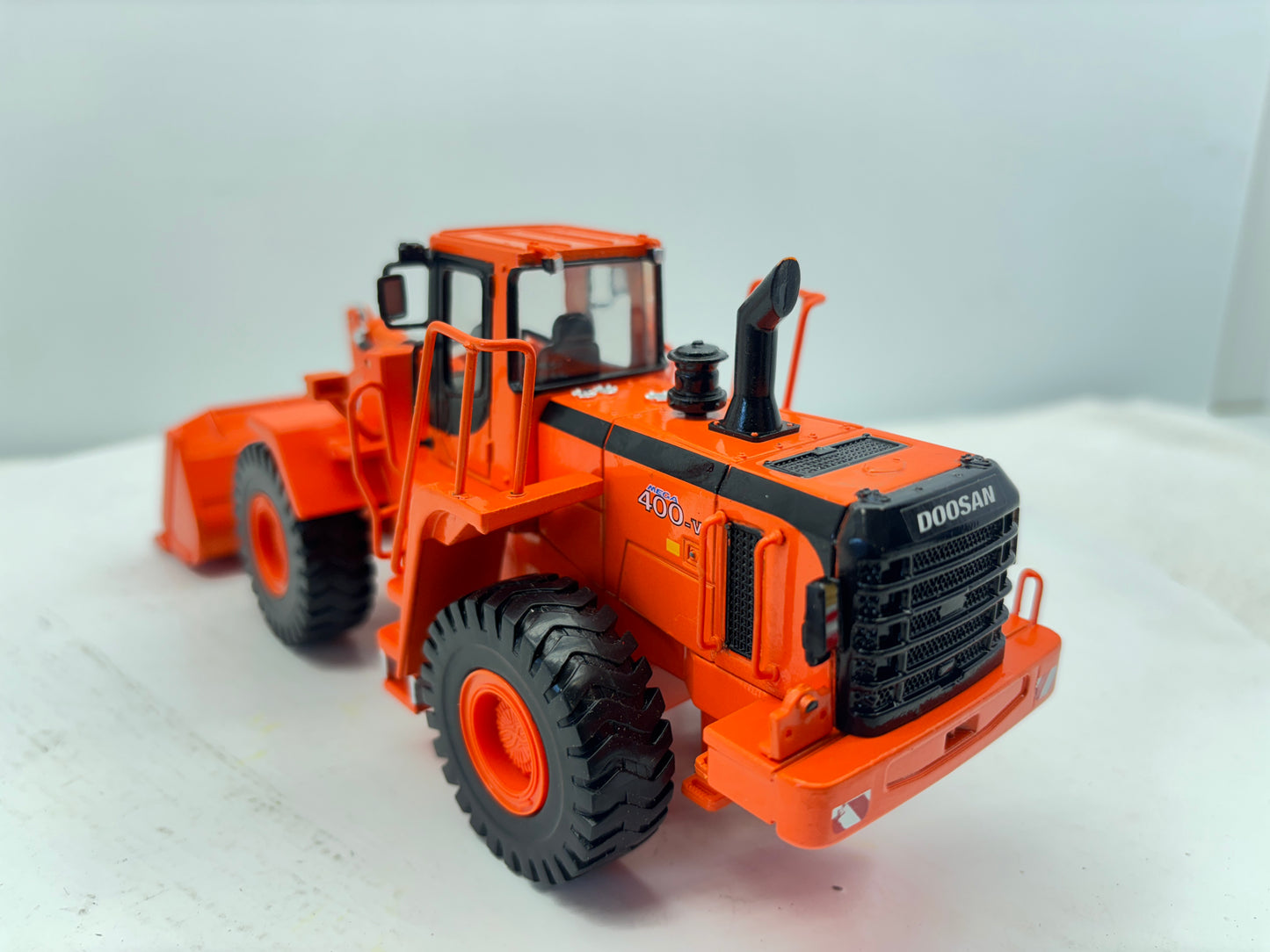 1/40 Doosan 400V Wheel Loader