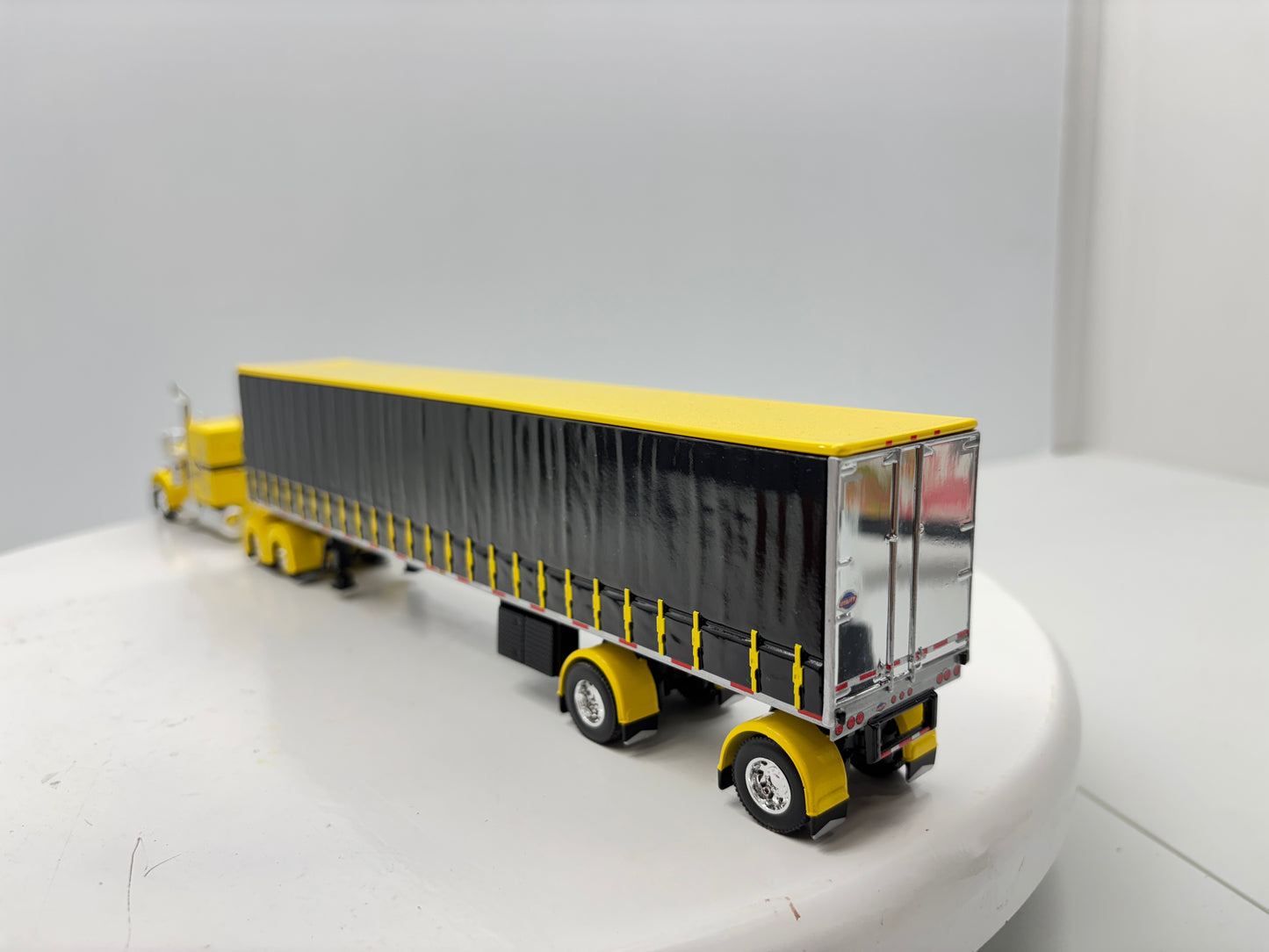 1/64 Peterbilt 63'' Flat Top (Yellow)