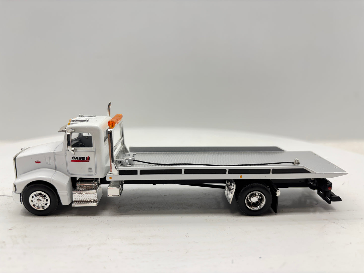 1/64 Peterbilt 385 Rollback White