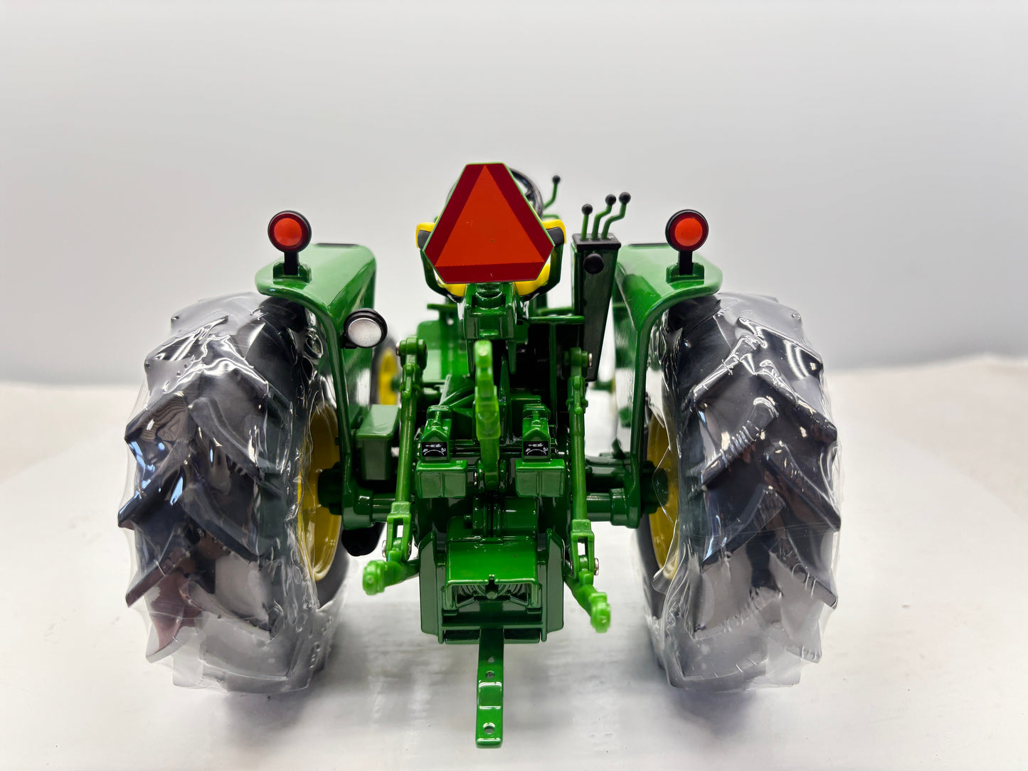 1/16 John Deere 4000 Two Cylinder