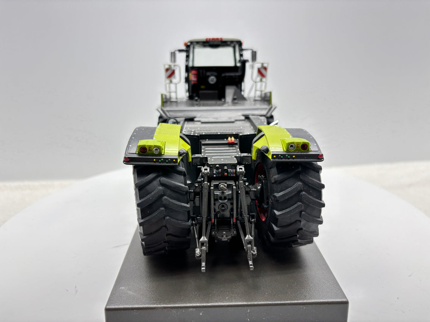 1/32 Claas Xerion 4000 Saddle Trac