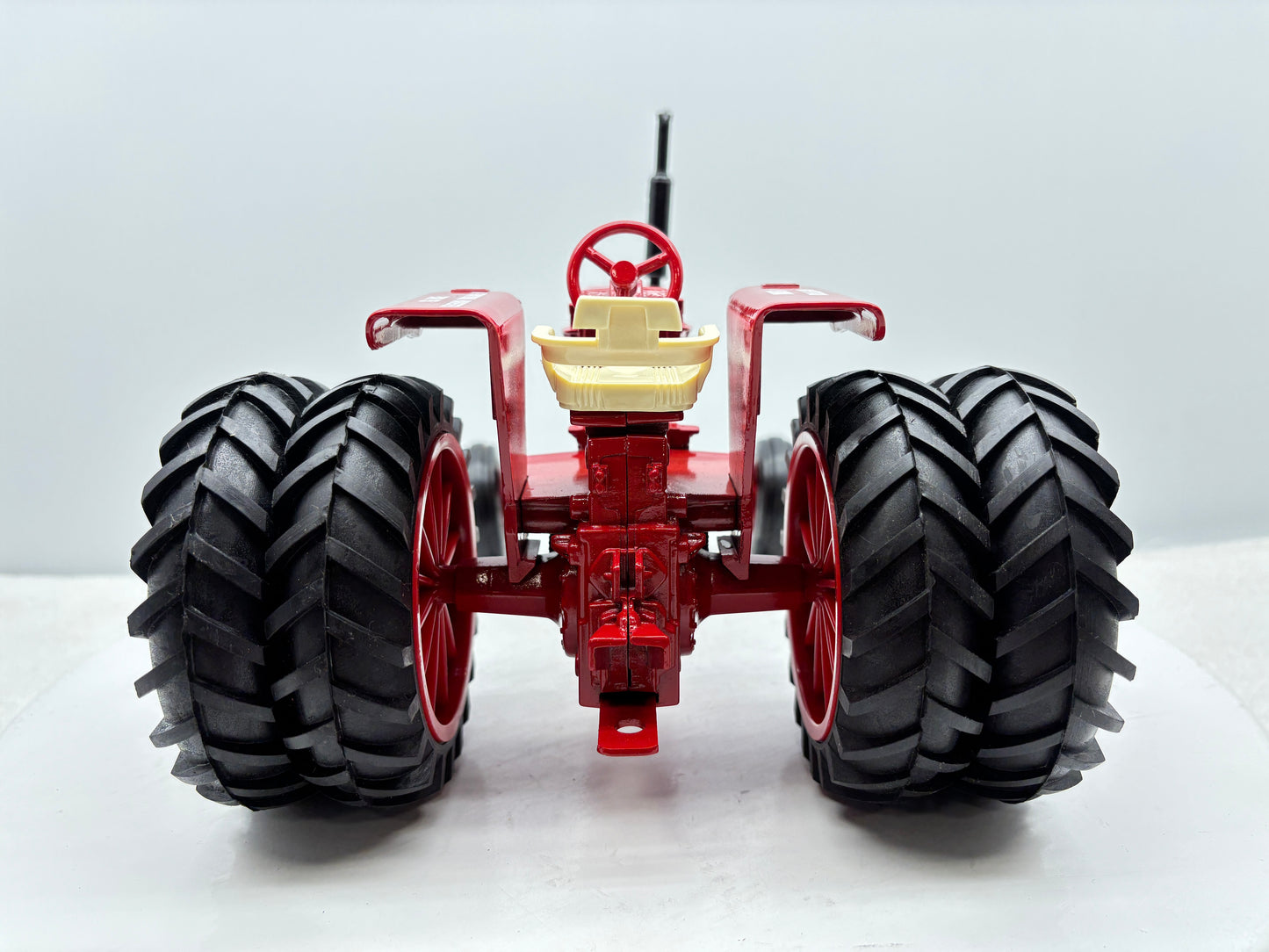 1/16 International Farmall 806 WMSTR