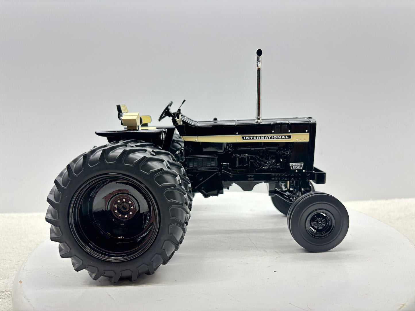 1/16 International 856 Black