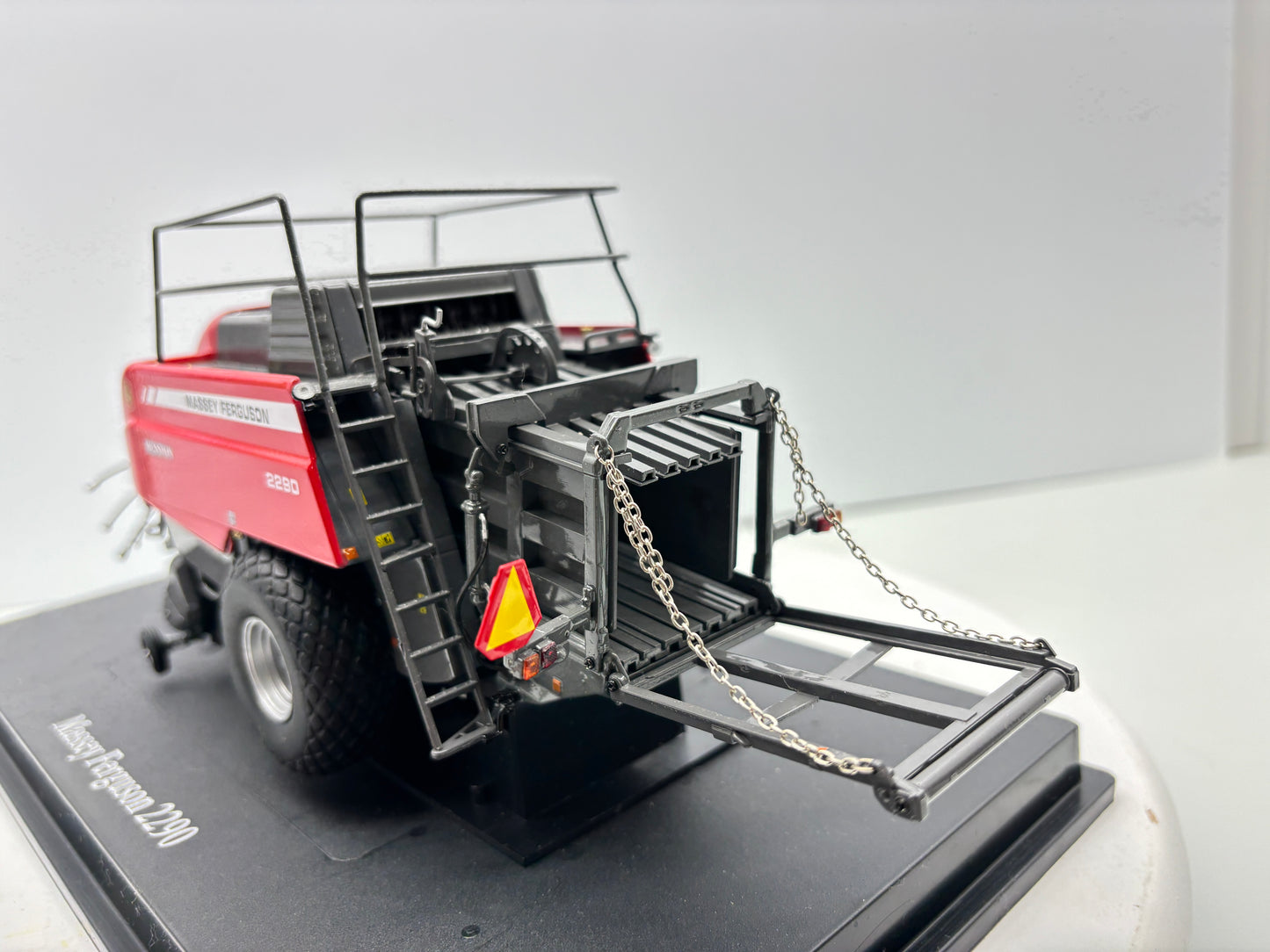 1/32 Massey Ferguson 2290