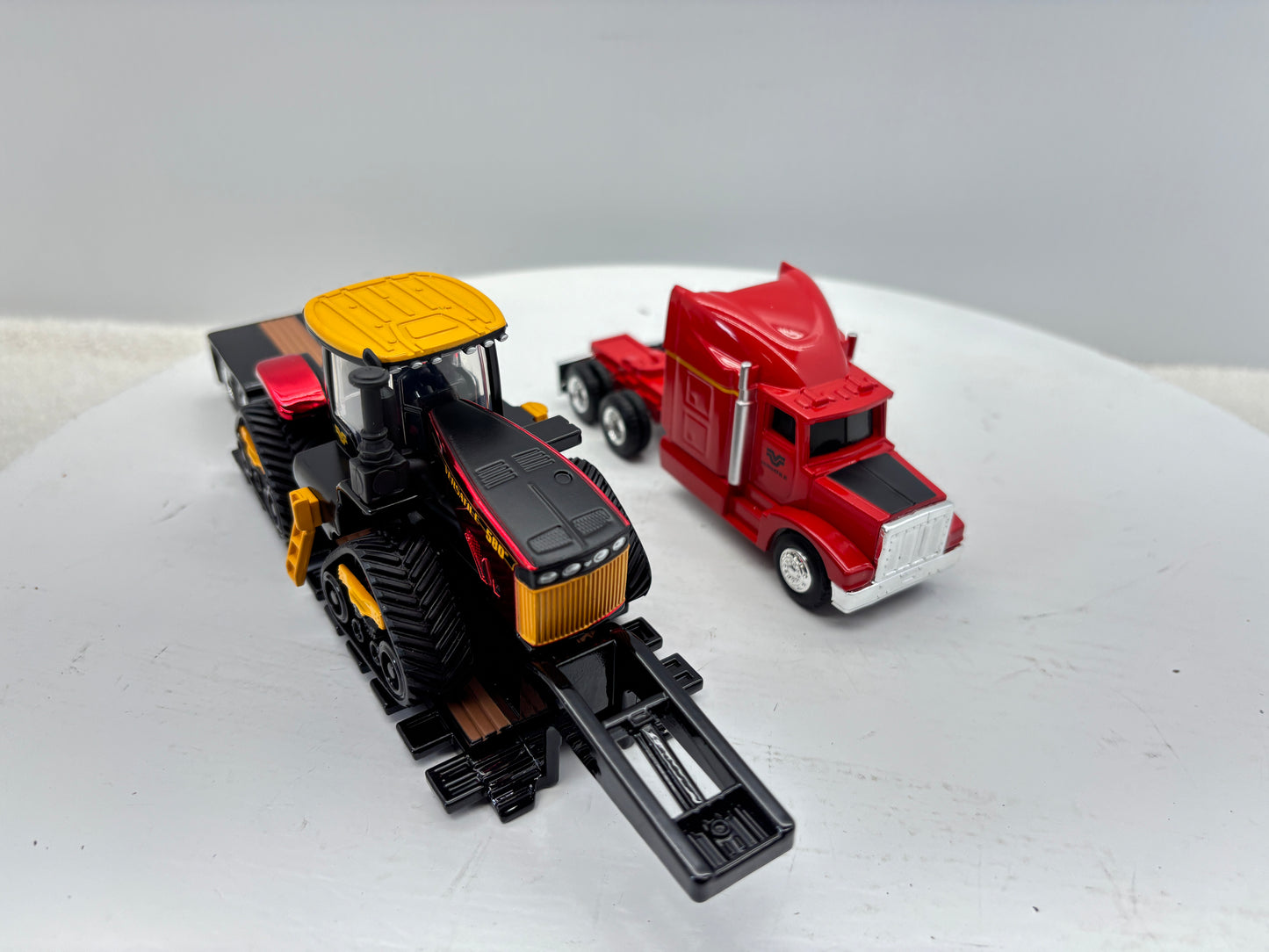 1/64 Versatile 580 DeltaTrak Chase