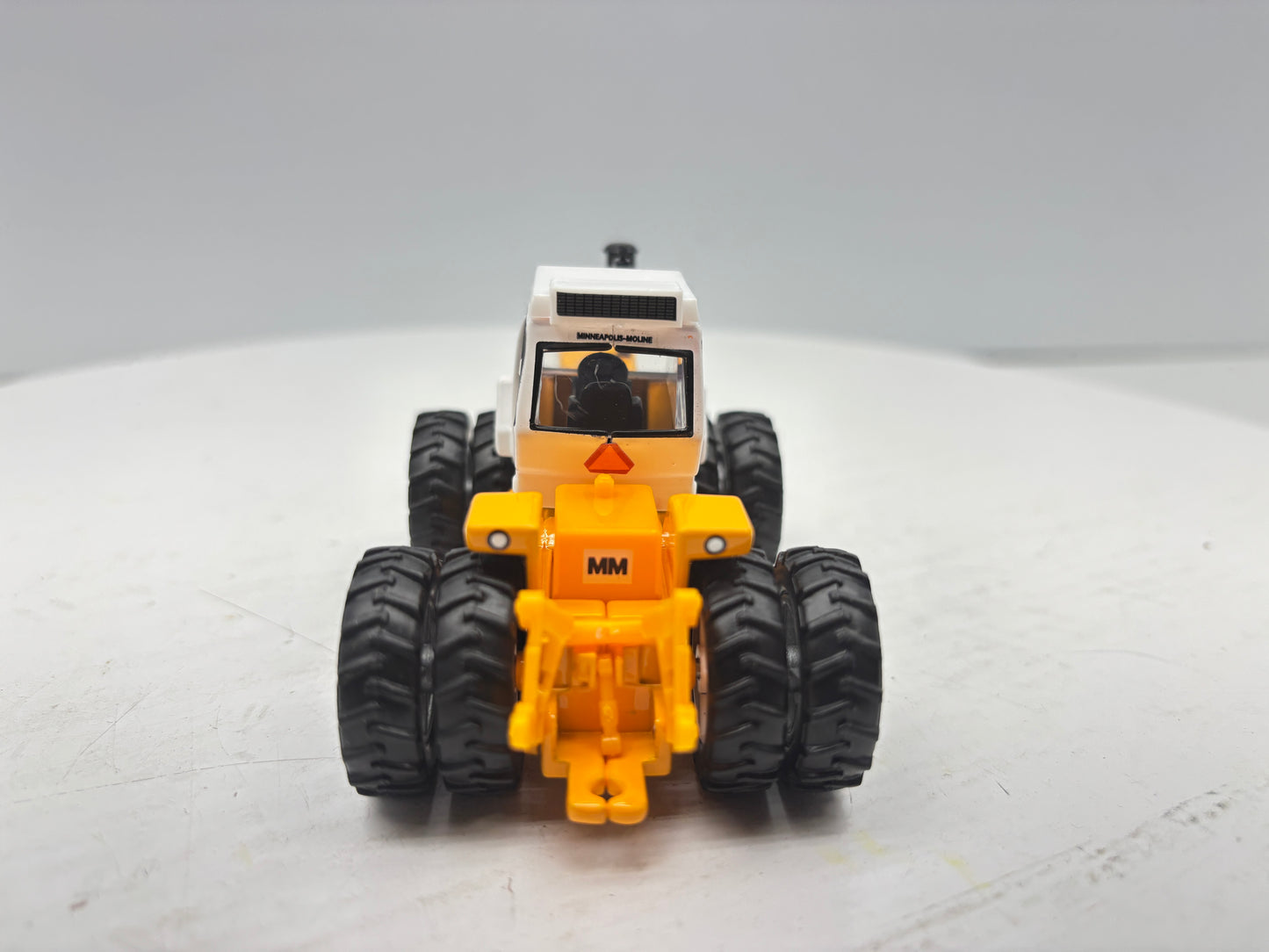 1/64 Minneapolis-Moline A4T-1600 Prestige