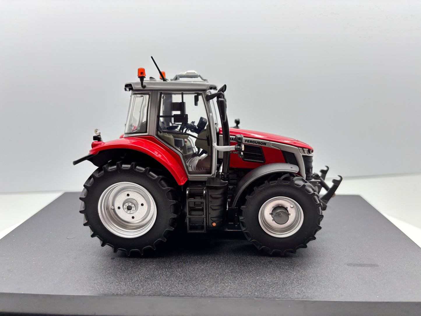 1/32 Massey Ferguson 65.180 Red