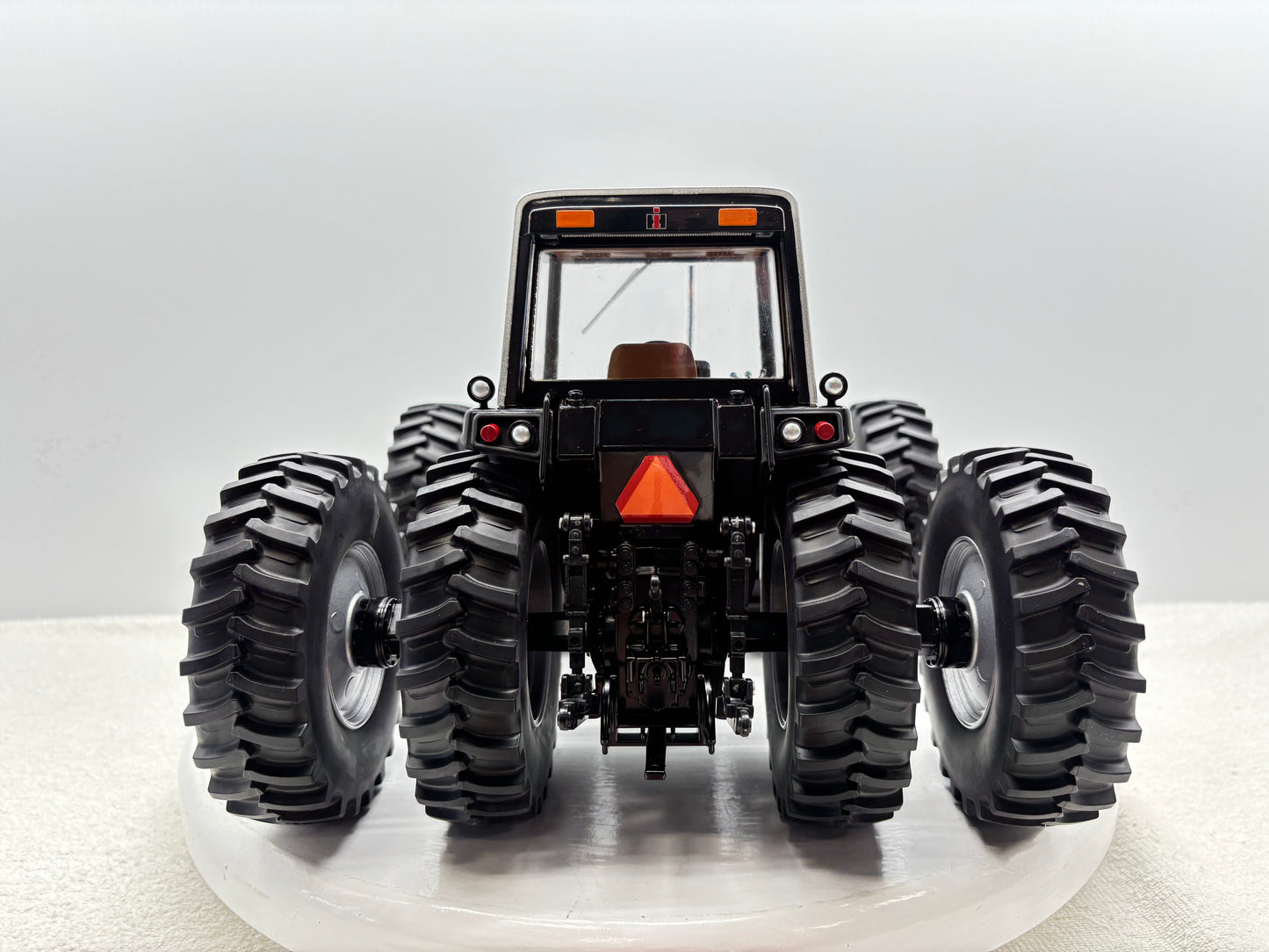 1/16 International 7688 Black
