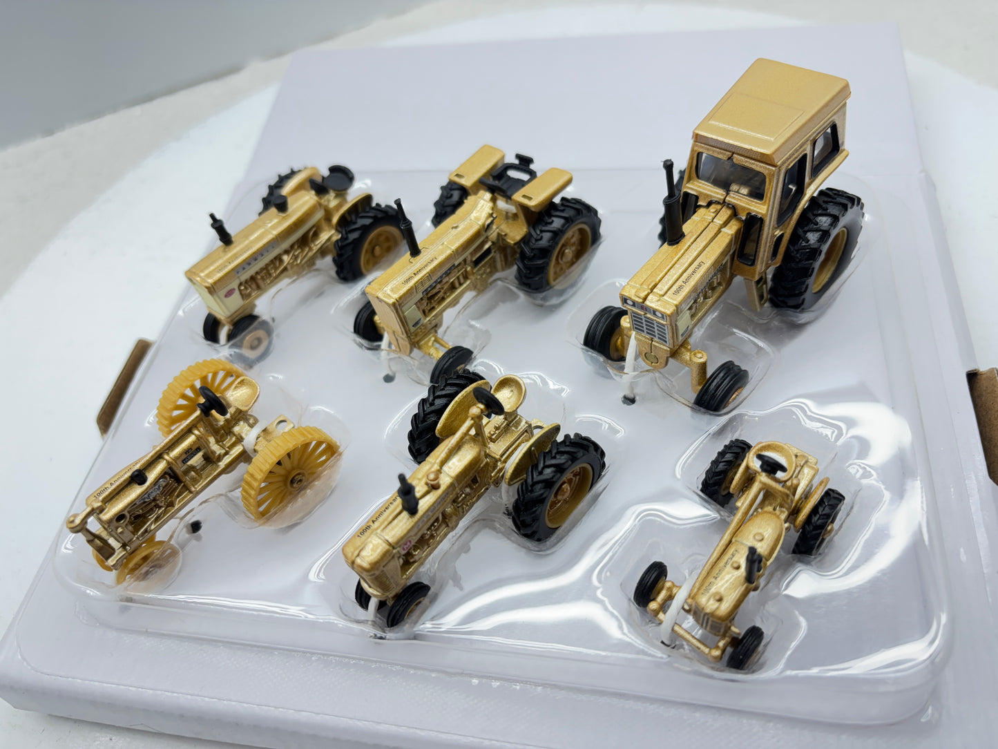 1/64 Case IH Farmall 100th Gold