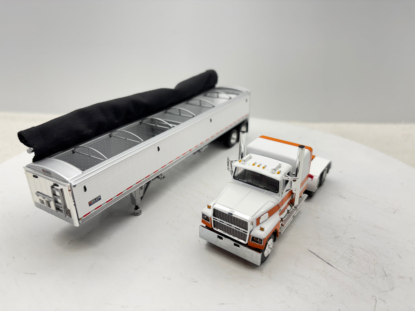 1/64 Ford LTL - 9000