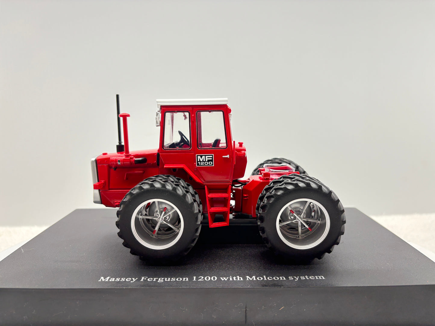 1/32 Massey Ferguson 1200 Molcon