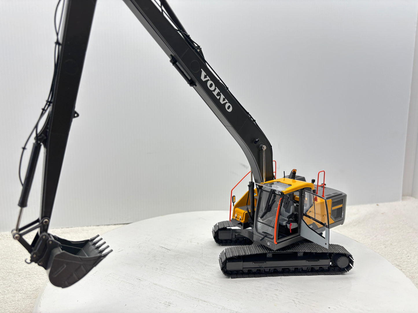1/32 Volvo EC220ELR