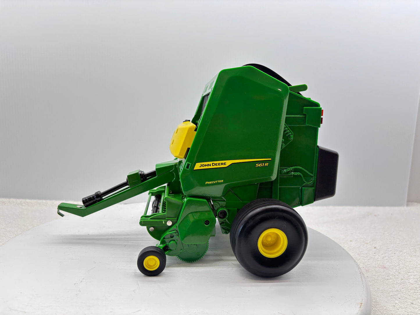 1/16 John Deere 561R