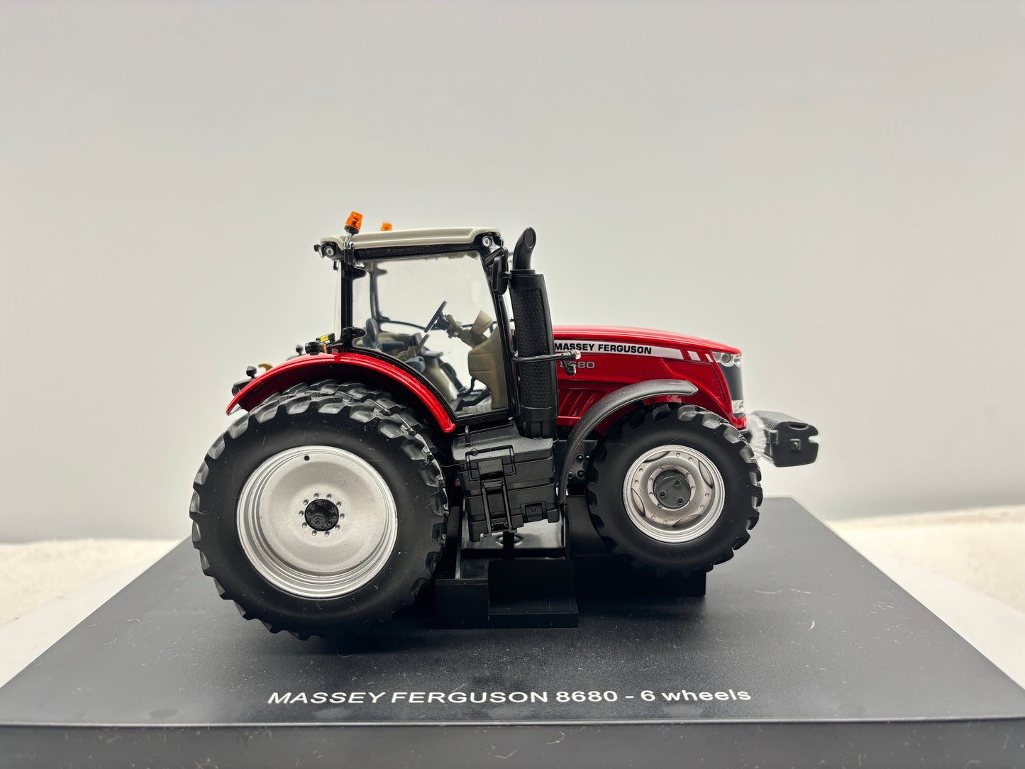 1/32 Massey Ferguson 8680