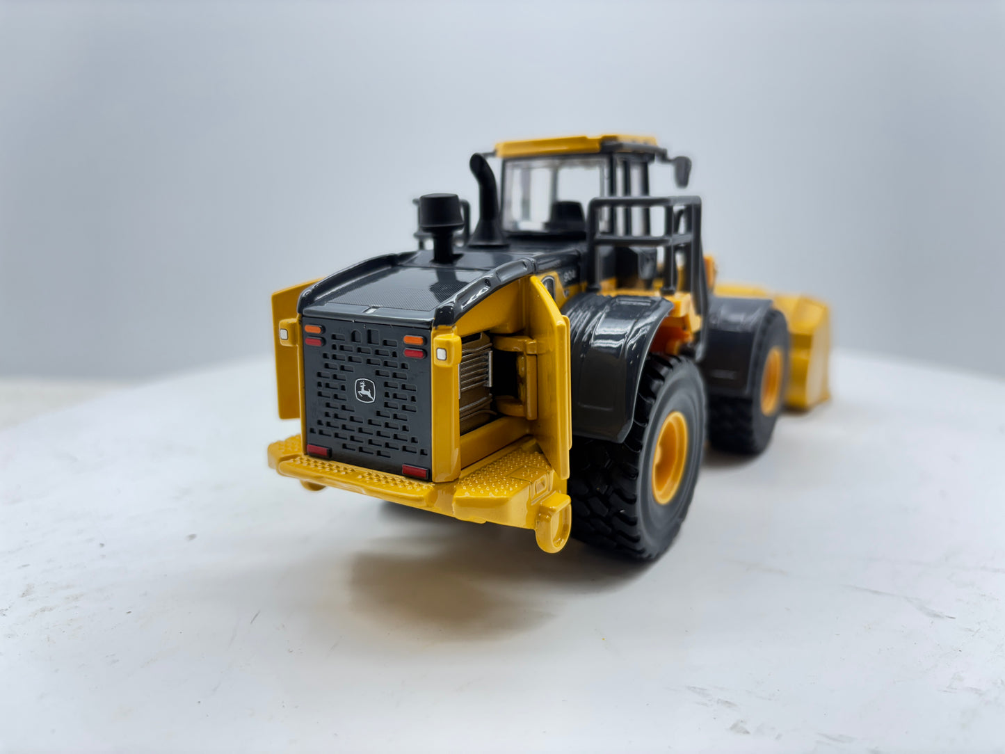 1/50 John Deere 904 P-Tier Prestige