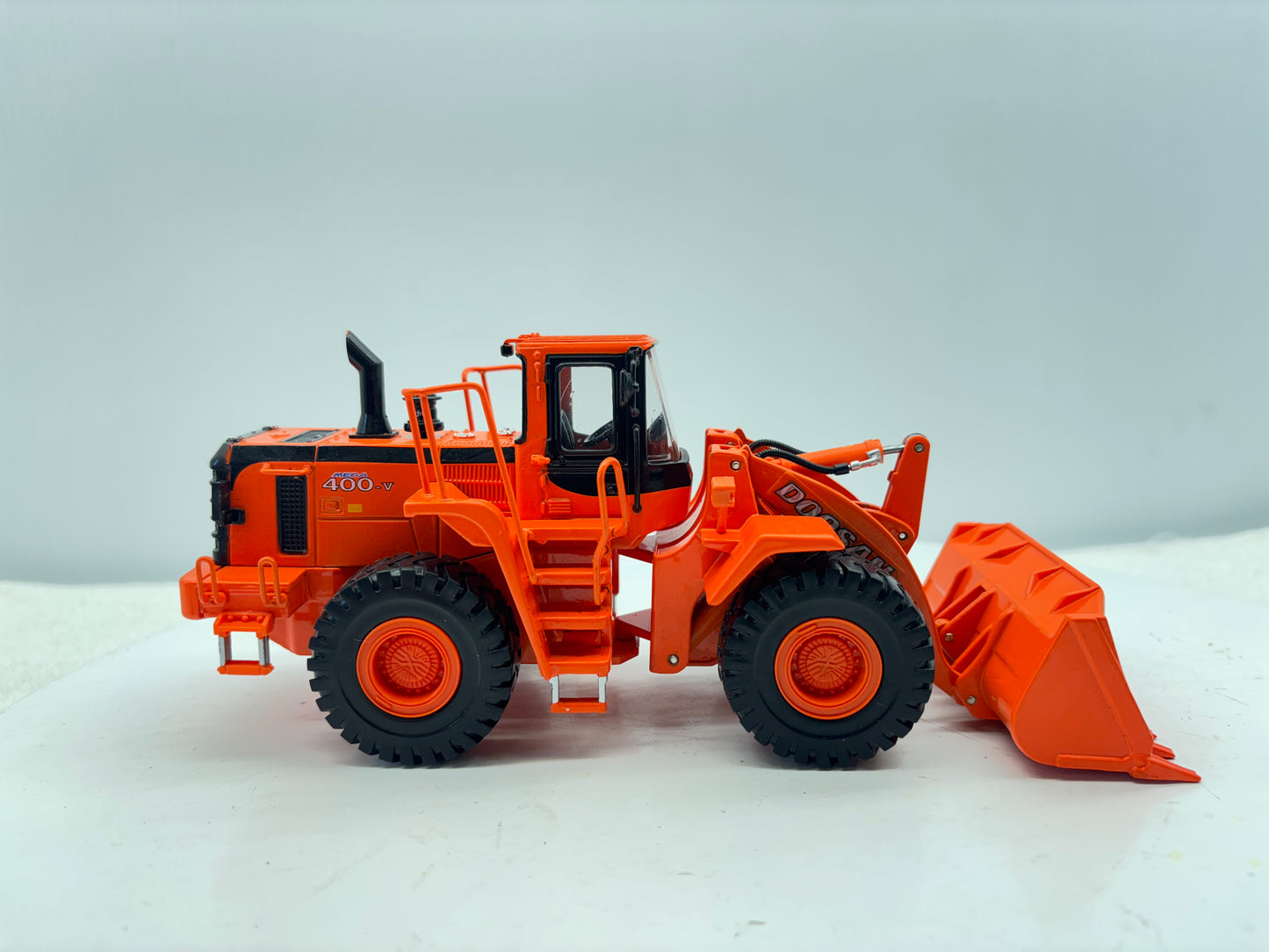 1/40 Doosan 400V Wheel Loader