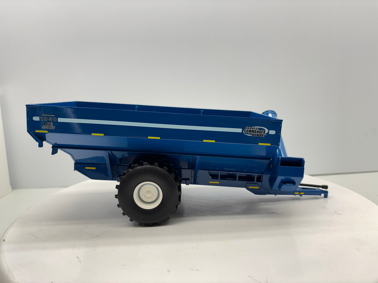 1/32 Kinze 1050 Vintage Grain Cart