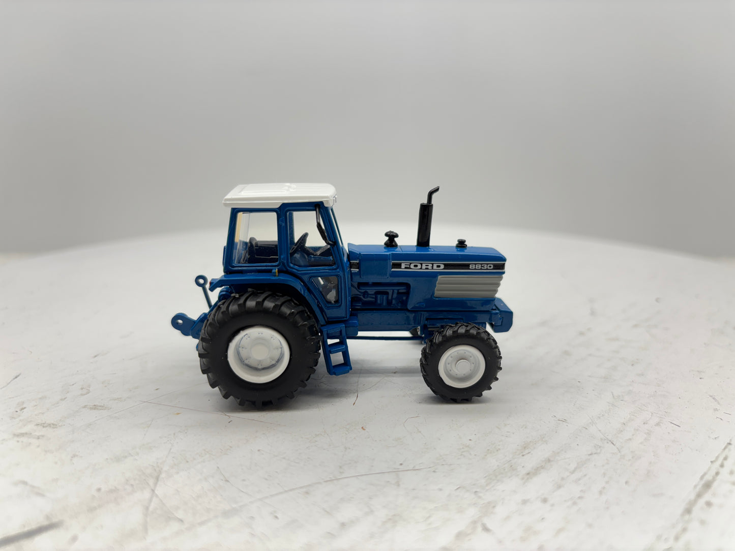 1/64 Ford 8830 2wd