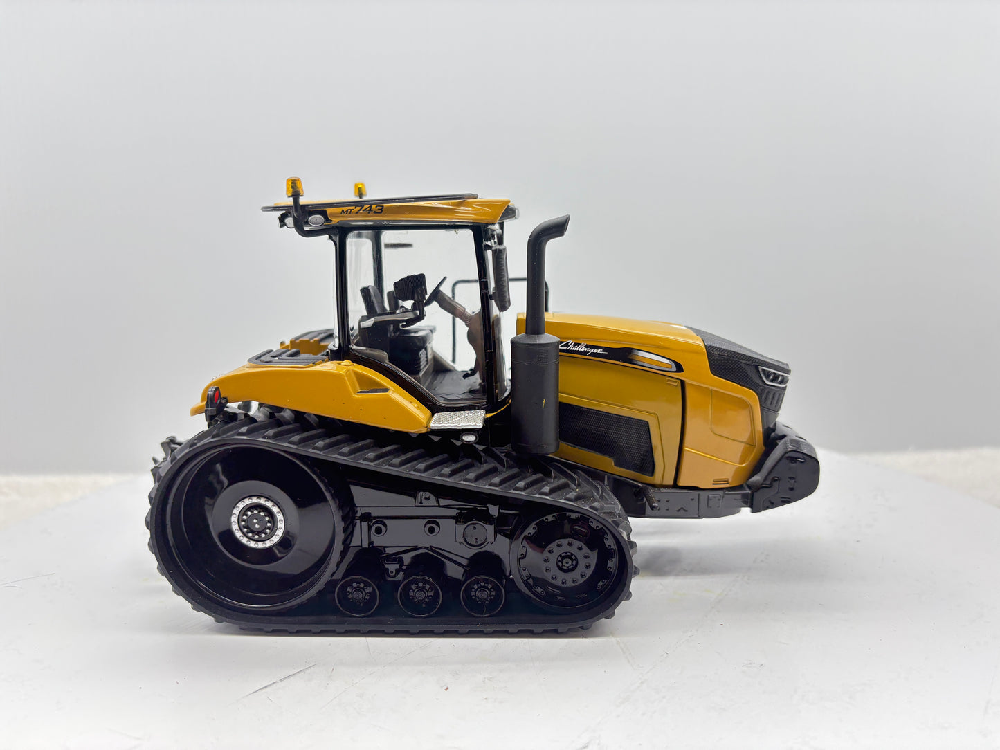 1/32 Challenger MT743