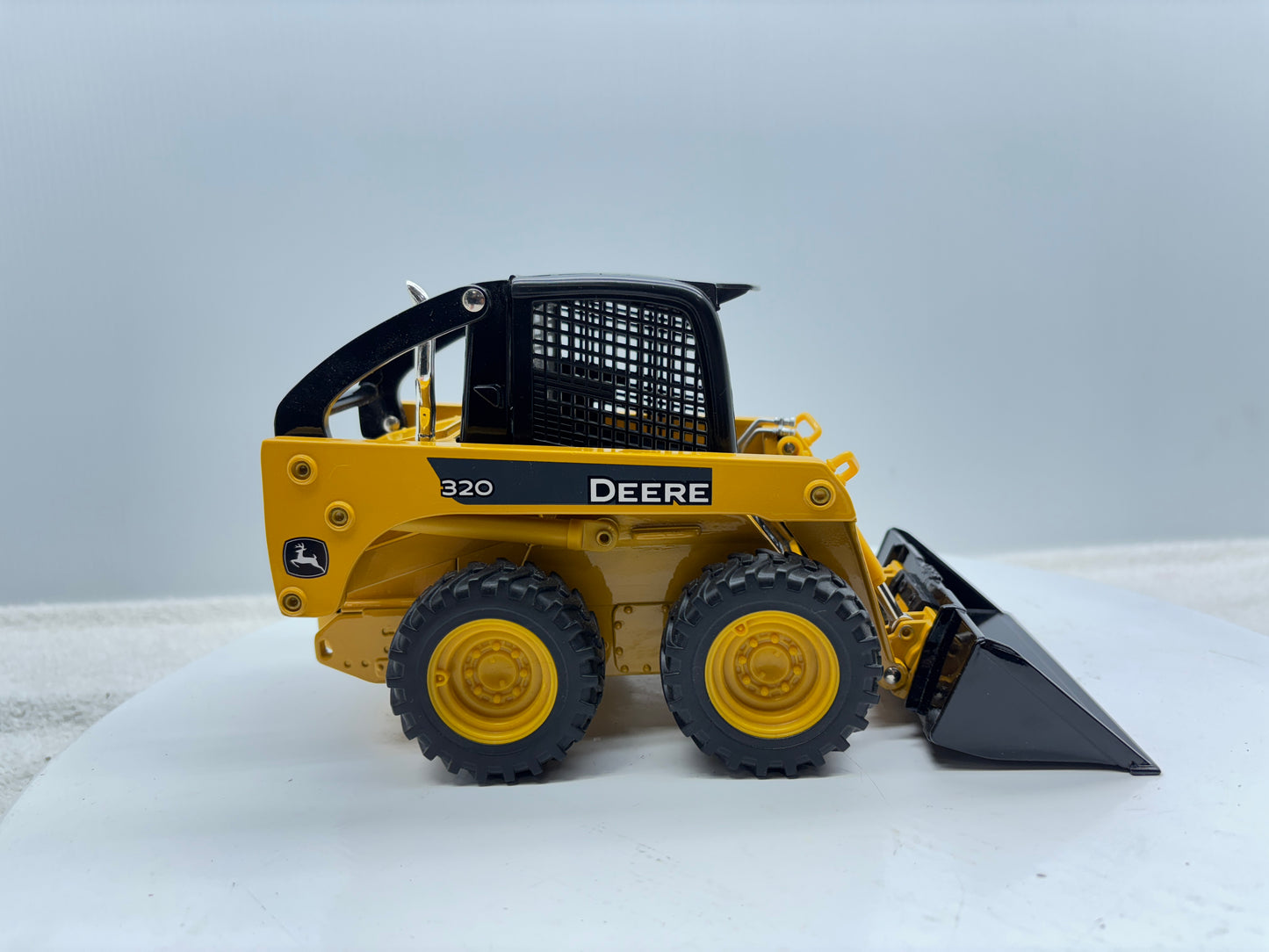 1/16 John Deere 320