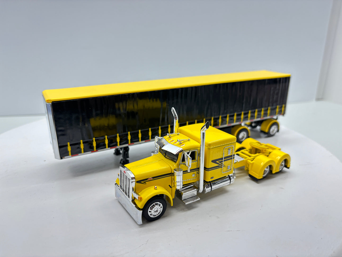 1/64 Peterbilt 63'' Flat Top (Yellow)