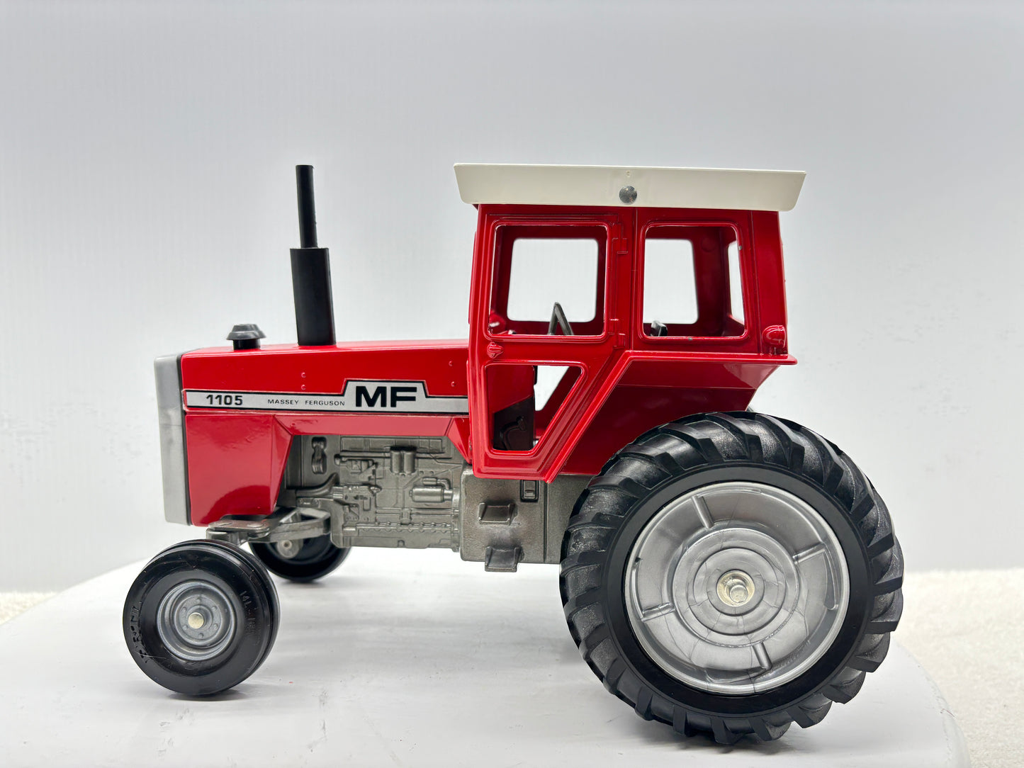 1/16 Massey-Fergusson 1105