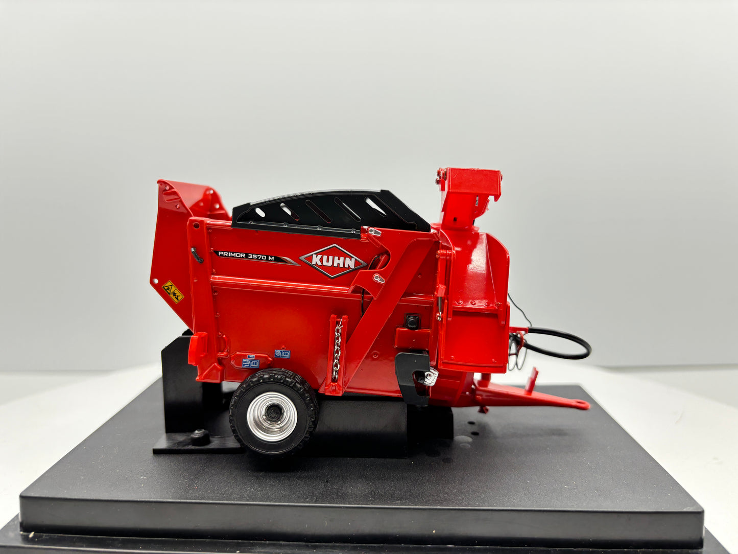 1/32 Kuhn Primor 3570 M