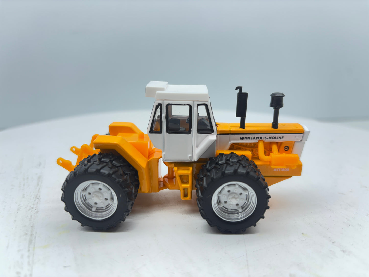 1/64 Minneapolis-Moline A4T-1600 Prestige