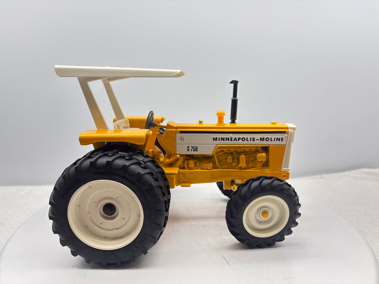1/16 Minneapolis-Moline G-750 Toy Farmer Duals