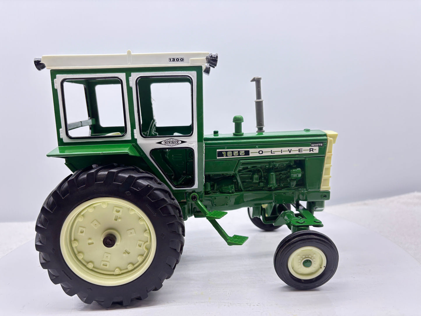 1/16 Oliver 1655 with Hiniker Cab